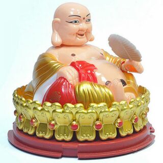 Tượng phật di lặc ngồi vẫy quạt năng lượng mặt trời