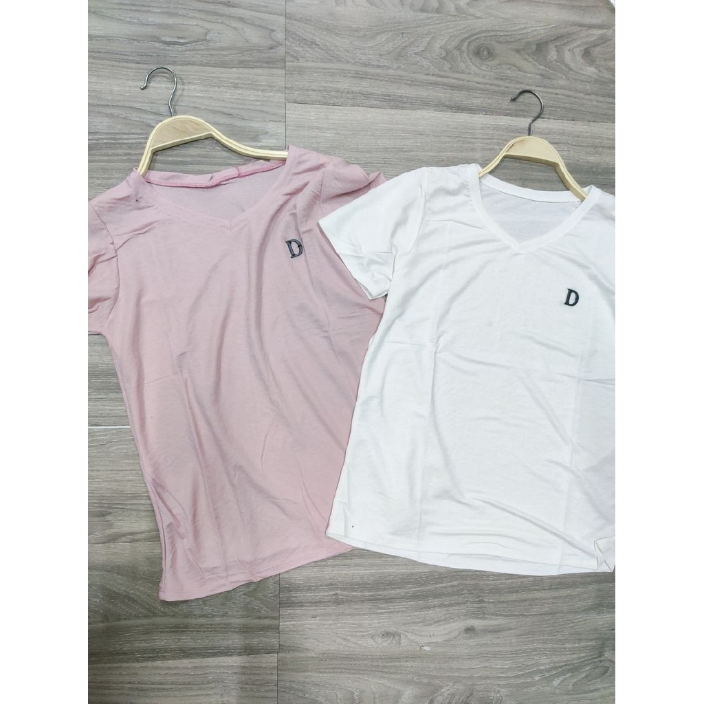 áo thun cộc tay cổ v dập nổi chữ