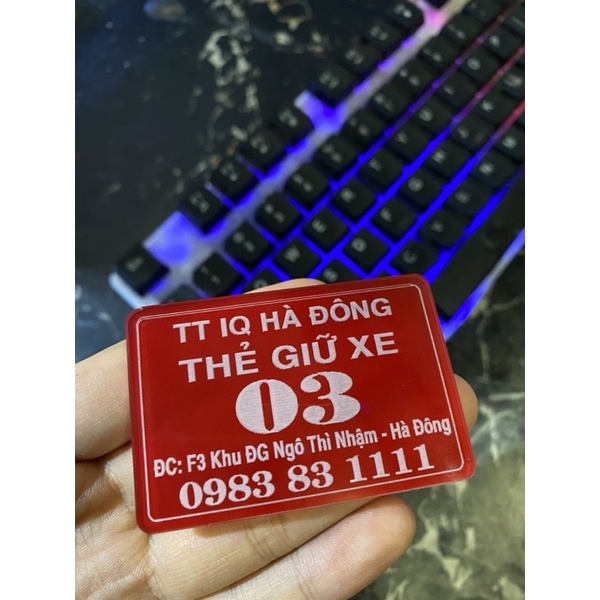 Thẻ giữ xe, thẻ mica 4x6cm thẻ được khắc trực tiếp lên bề mặt mica. Độ bền 10 năm