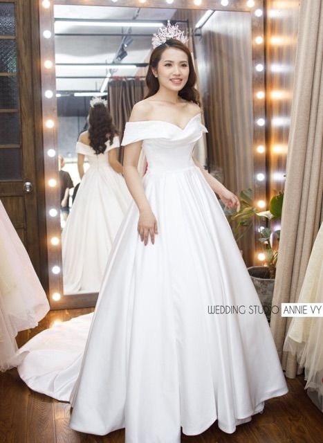 Đầm cưới trễ vai