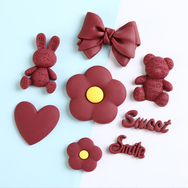Sticker jibbitz gắn dép sục Crocs hình gấu, thỏ, nơ, hoa, chữ Smile, chữ Sweet tông màu đỏ đậm