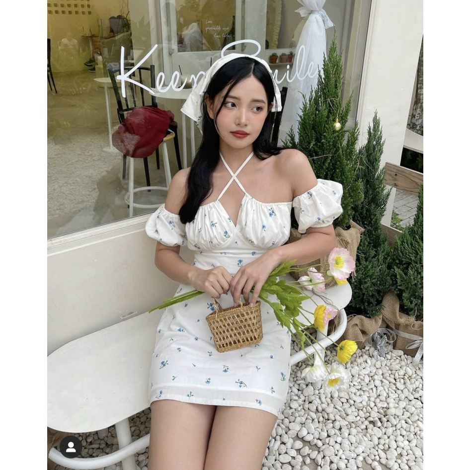 𝑽𝒂́𝒚 𝒉𝒐𝒂 𝒏𝒉𝒊́ 𝒄𝒐̂𝒕 𝒅𝒂̂𝒚 𝒄𝒐̂̉ hở lưng