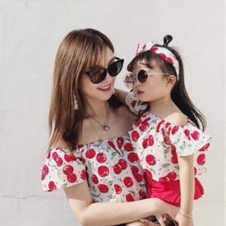 Sét đôi mẹ bà bé gái