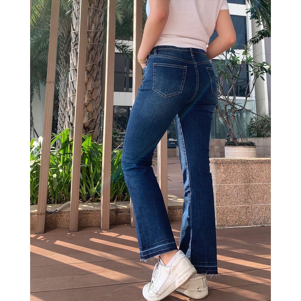 TheBlueTshirt - Quần Jeans Ống Loe Nữ Màu Xanh Đậm - Power Flare Jeans Dark Blue Wash