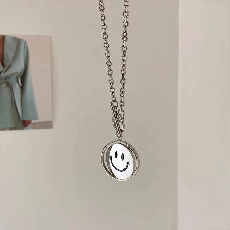 Dây Chuyền Thép Titan Mặt Lật Biểu Tượng Cảm Xúc Emoji Sáng Tạo Hipster Cho Nữ