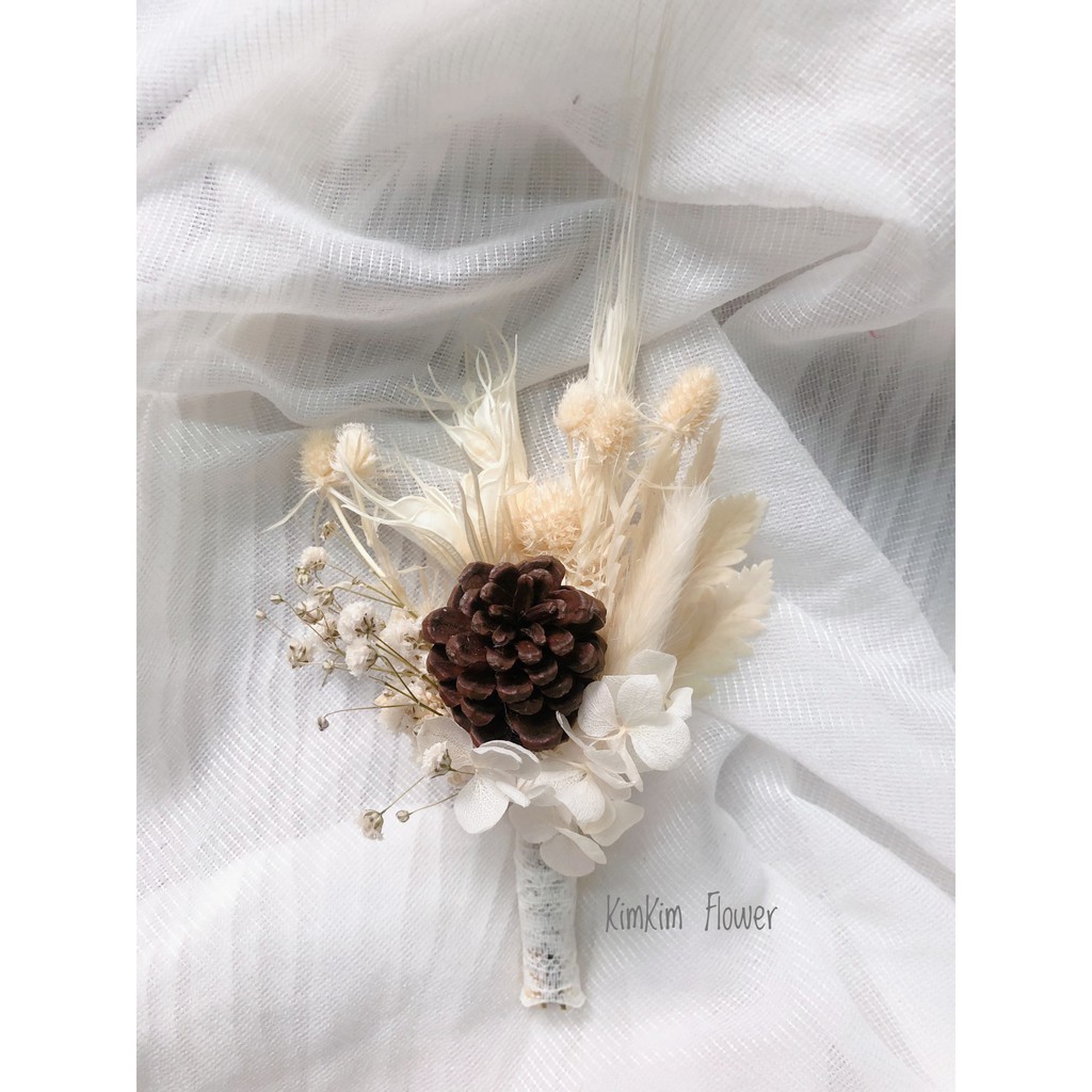 Hoa khô cài áo chú rể