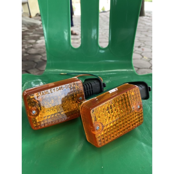 Đôi xi nhan sau xe 82 loại 1