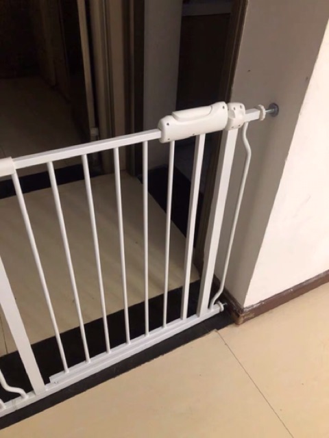 Chặn cửa cầu thang bảo vệ an toàn cho trẻ nhỏ, thú cưng