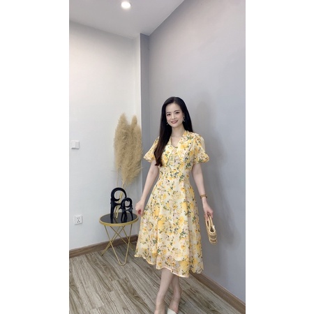 Váy hoa vàng cổ V ren