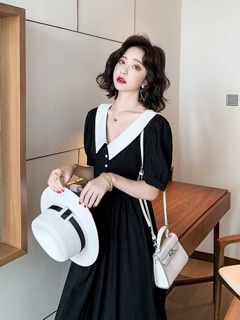 Váy đen cổ bẻ