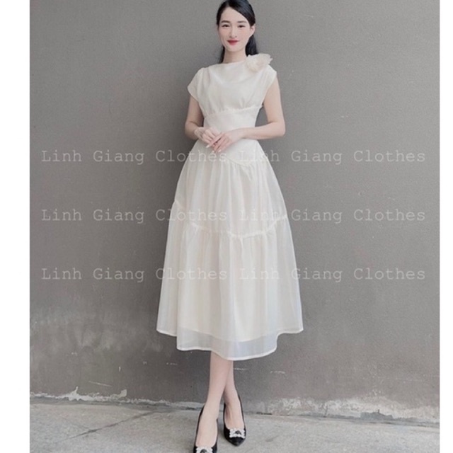 ND142 Đầm tơ 2 lớp cổ thuyền gắn hoa dáng dài xoè.