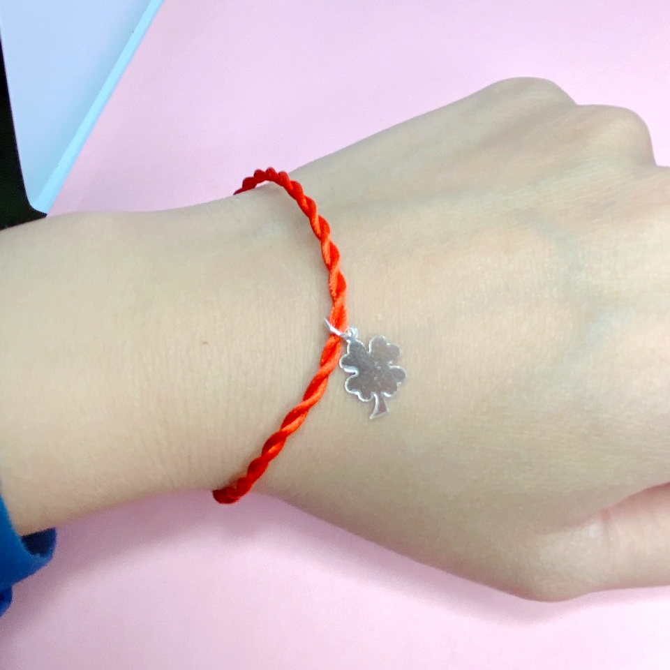 Vòng tay chỉ đỏ gắn cỏ 4 lá bạc ta đem lại may mắn