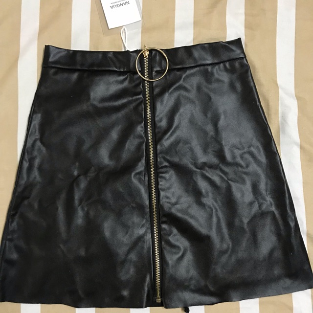 Chân váy da kéo khoá tròn mua 250k pass 70 newtag hàng order Quảng Châu fb Loan Tran. [ sẵn size M, L]