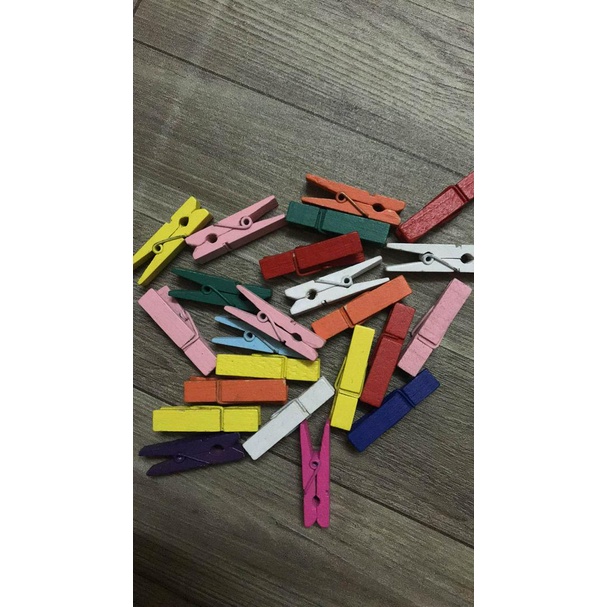 Sét 5 cái kẹp gỗ treo ảnh nhiều màu sắc, kèm dây treo.