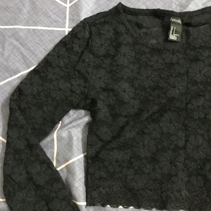 Áo croptop ren hoa F21