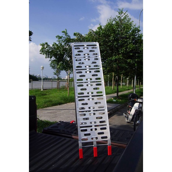 Thang dẫn xe máy lên bán tải.