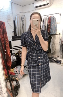 Váy kẻ xoắn eo buộc nơ