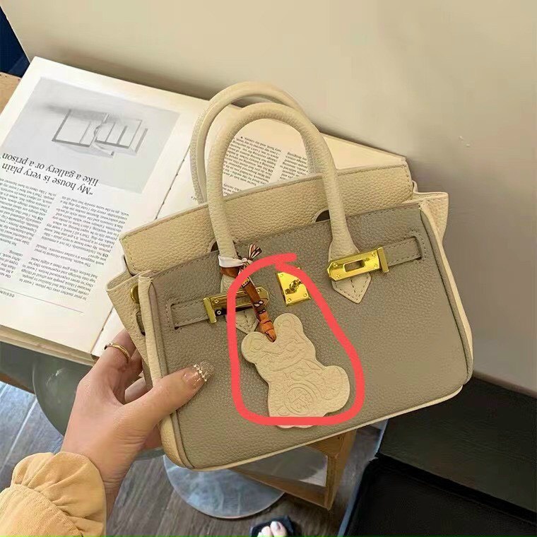 Túi Xách Nữ Cầm Tay Đeo Vai,Đeo Chéo Khóa Chữ H Chất Da Sần Bản Phối Sai 21 CM Hàng Có Hộp Tặng Kèm Khăn MSP389