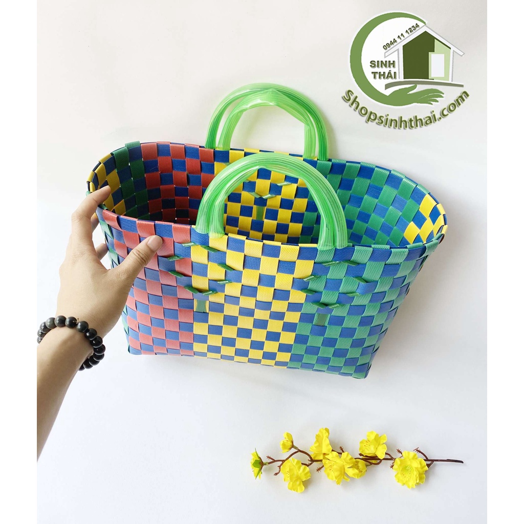 Giỏ làn nhựa giả mây đan nhiều màu, quai xách đôi 40cm x 25cm - màu ngẫu nhiên