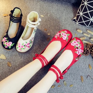 Giày vải thêu( sẵn e đỏ size 36. Hàng oder)