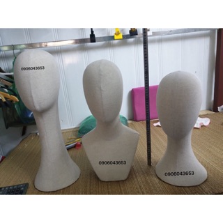 Đầu manocanh bọc vải đội nón, tóc giả, đeo kính.