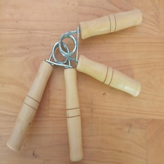 cặp lò  xo bóp tay cán gỗ