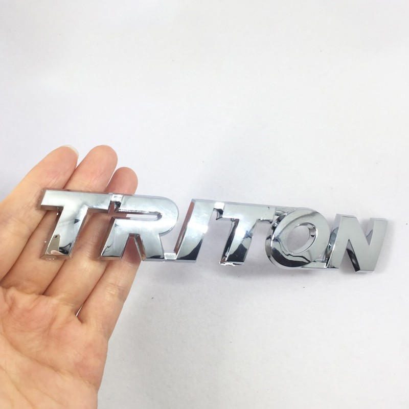 Sticker bạc in chữ TRITON bắt mắt trang trí phía sau xe ô tô