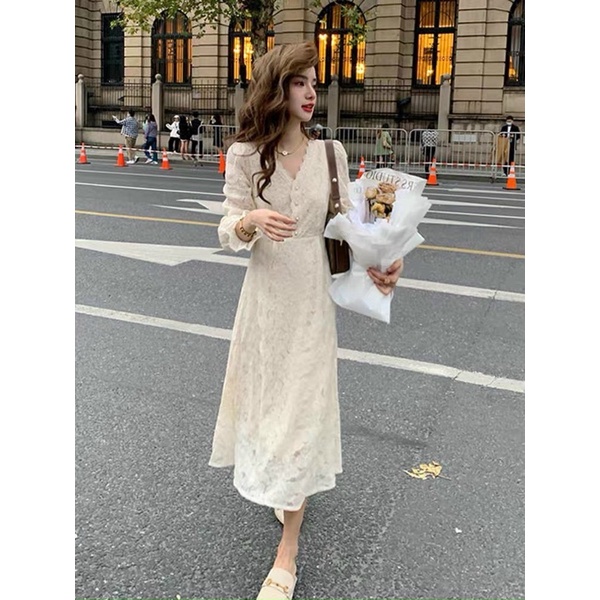 ĐẦM MIDI TRẮNG HOA NỔI CỔ V VIỀN REN