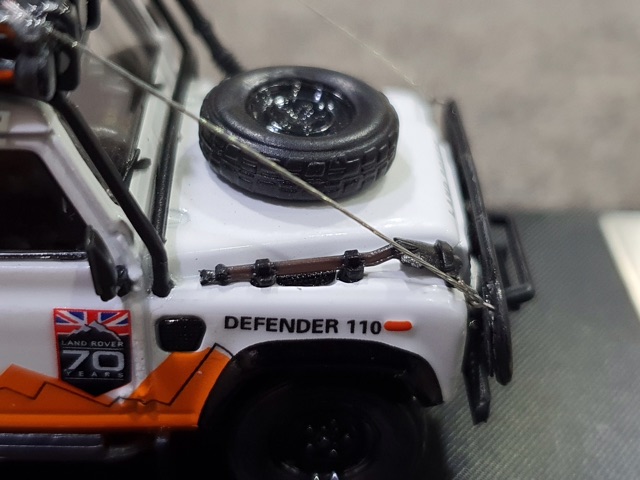 Xe Mô Hình Land Rover Defender 110 1:64 Master ( Trắng Cam )