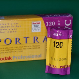 Film chụp ảnh 120 outdate Kodak Portra 400 VC
