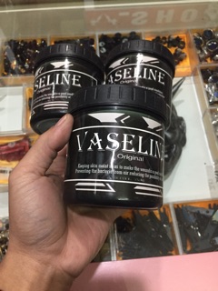 Vaseline đen và trắng lâu mực xăm để thừa và dưỡng hình xăm