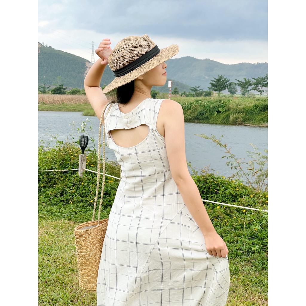 Đầm midi sát nách thời trang nữ cổ tròn tà xéo thời trang GAGO hoạ tiết caro trắng sữa GG4020