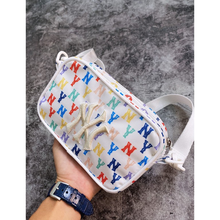 (HÀNG XUẤT XỊN) Túi đeo chéo trắng B214 M//L//B N//Y MONOGRAM CROSSBODY BAG WHITW/MULTICO Made in Viet//nam full-tag