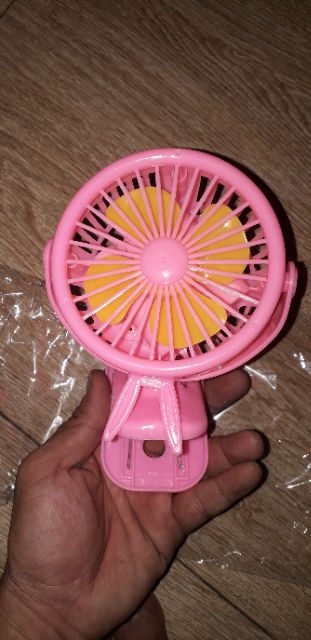 Chiếc quạt mini để bàn và kẹp xoay 180 độ bằng nhựa tặng kèm pin rất đẹp