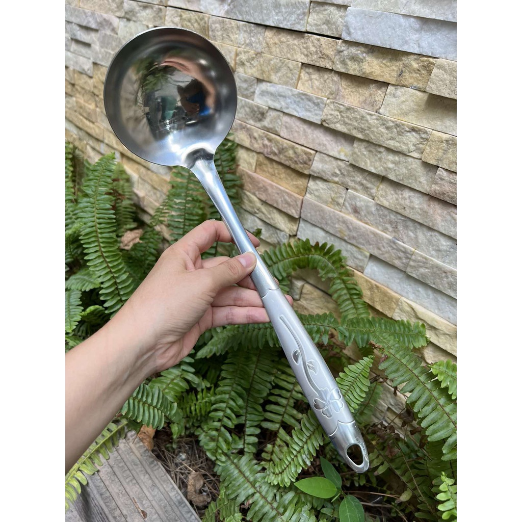 Muôi canh/ muôi lỗ thủng inox họa tiết in hoa trên cán