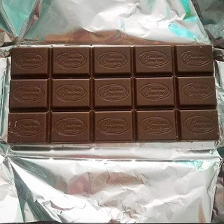 Socola sữa Red October với bột hạnh nhân nghiền