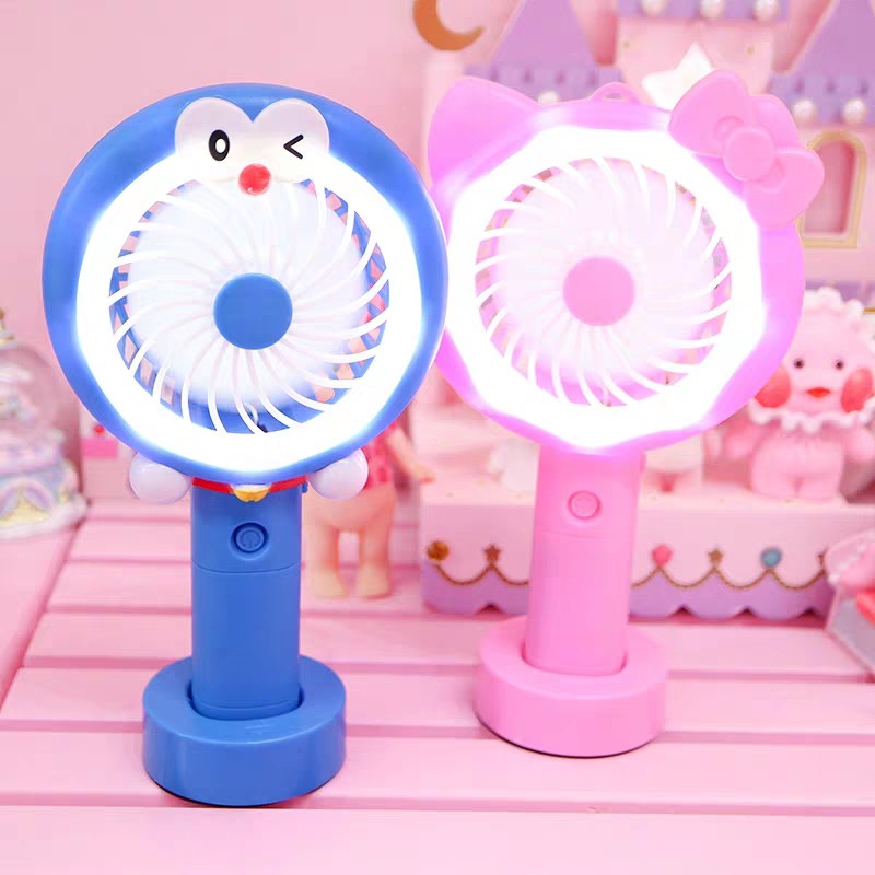 PVN14904 Quạt tích điện cầm tay mini hình chú doremon, kitty, ngộ nghĩnh có đế T2