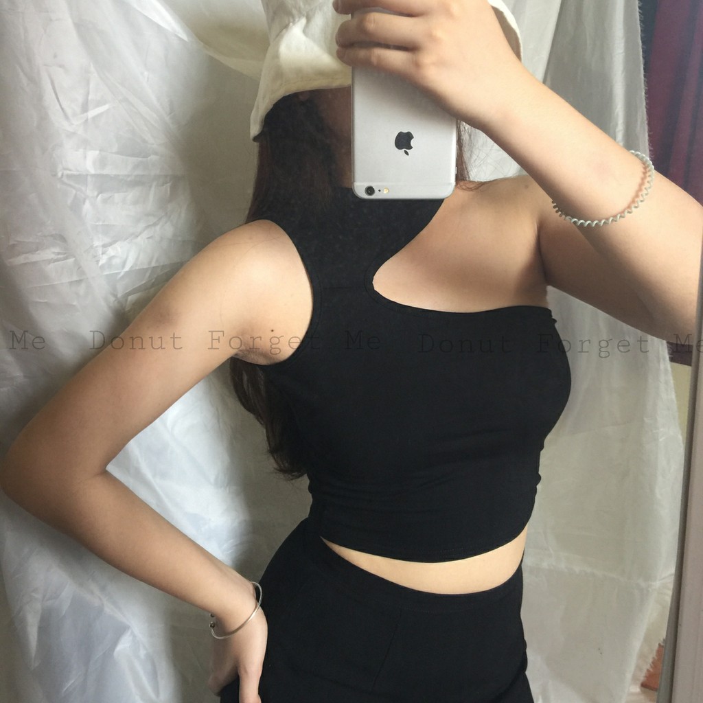 Áo croptop ba lỗ cut out nhưng vẫn kín đáo