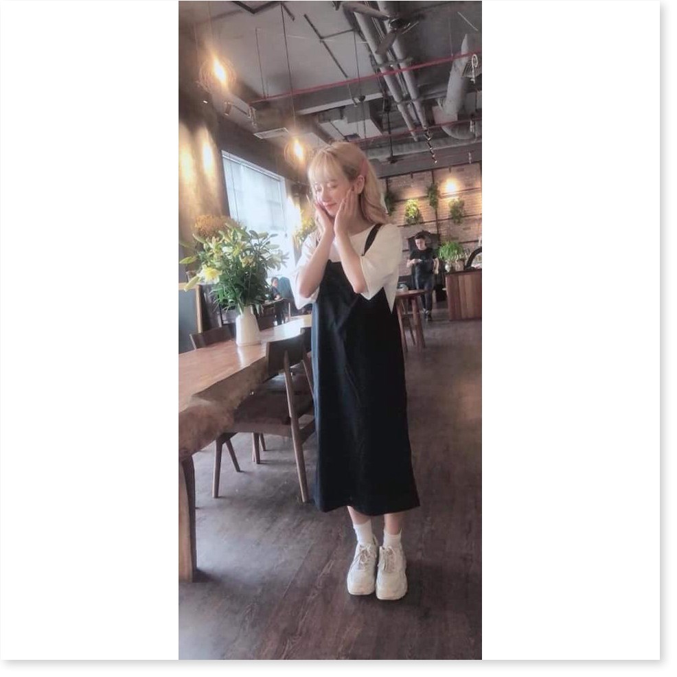 Set Váy Yếm Đen Kèm Áo Phông Trắng Tay Lỡ 🦋 Bộ Váy Yếm Áo Thun Dáng Rộn | BigBuy360 - bigbuy360.vn