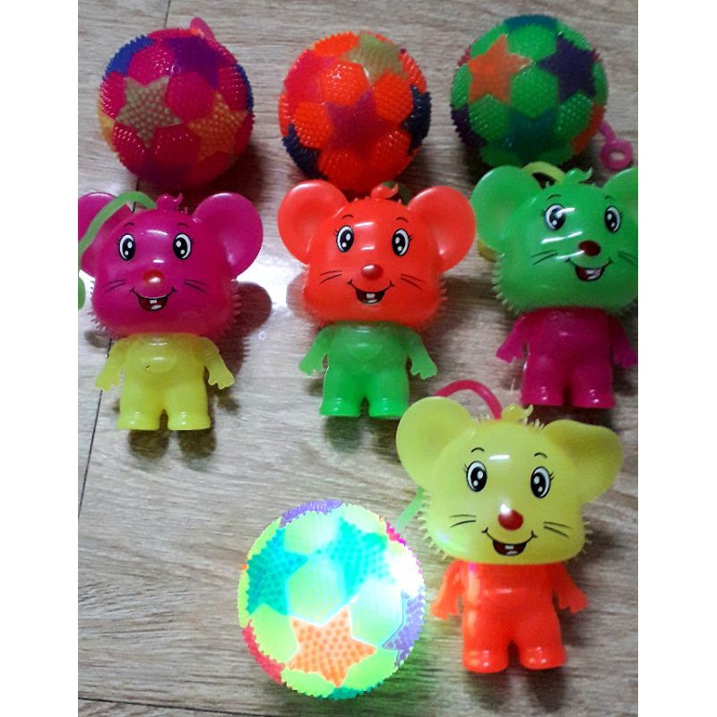 Một quả bóng đèn hoặc chú gấu đèn bằng nhựa chít chít rất đẹp