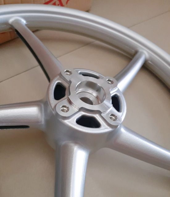 Bánh căm 5 cây kiểu RCB gắn EXCITER đời 2010 và siurut 1 đĩa gắn như zin