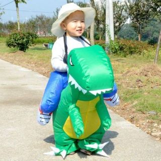 Khủng long tạo hình cõng bé