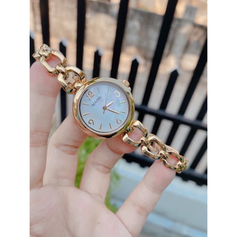 Đồng hồ nữ Bulova .