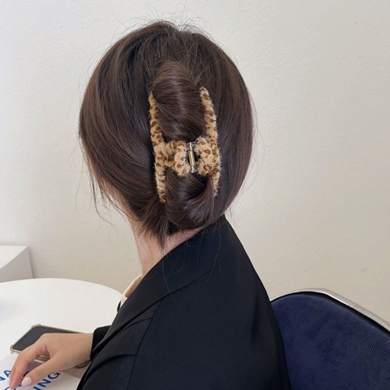 Kẹp tóc nhựa bắt chéo cuốn vải da beo cao cấp