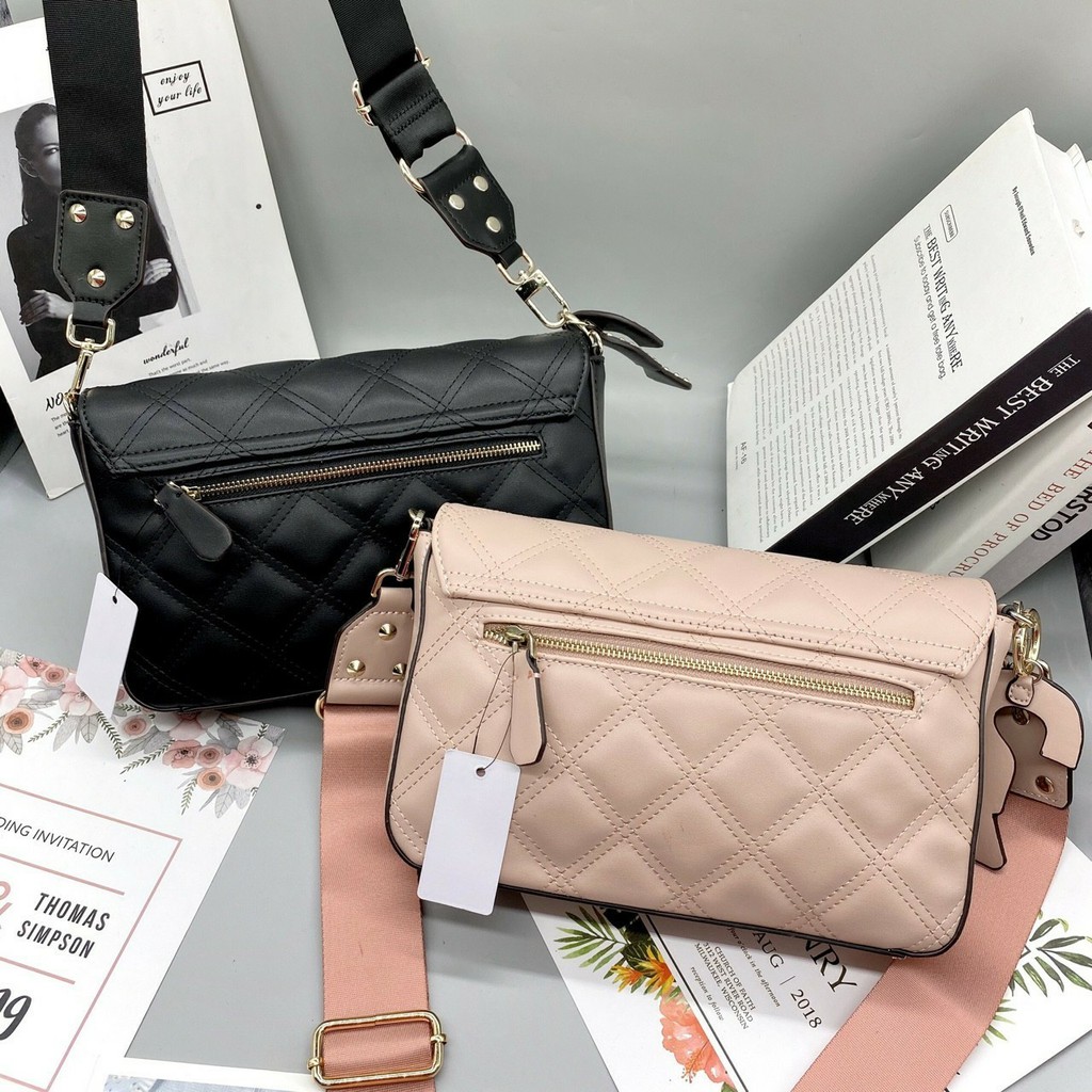 TÚI XÁCH GUESS CHẦN KHOÁ VUÔNG