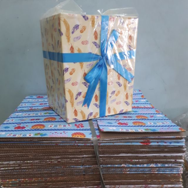 Hộp quà thùng carton to 26x32 cao 22cm(có kèm xốp)