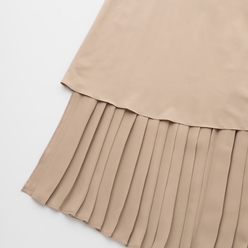 Chân váy xếp ly Uniqlo