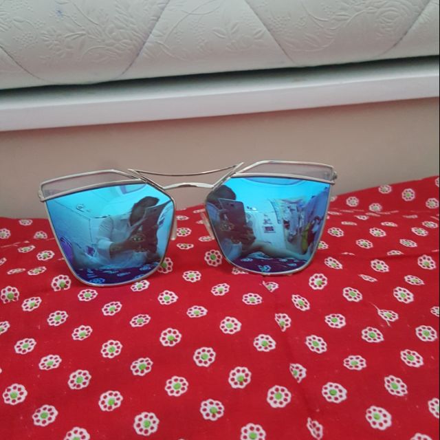 Mắt kính tráng gương xanh thới trang , có 1 vết xước nhỏ