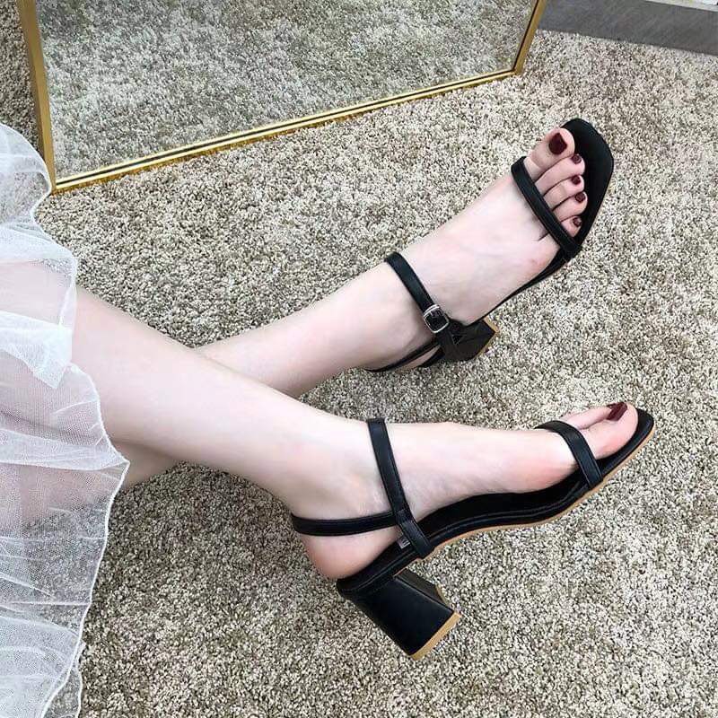 Sandal gót vuông 5p có 2 màu đen và hường