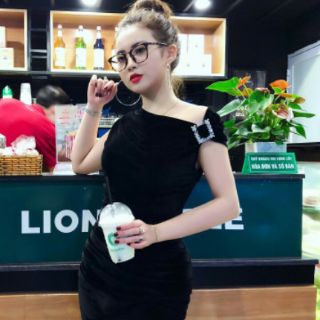 Váy nhung lệch vai đẹp lắm